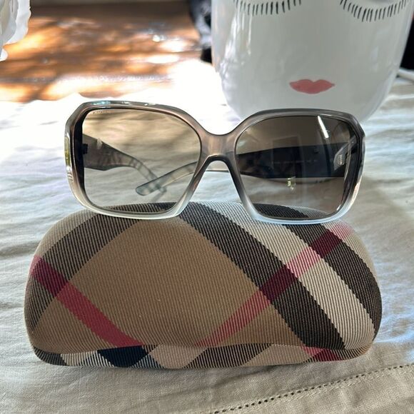 Burberry Sun Glasses Like new model B4083 with case - Picture 10 of 13